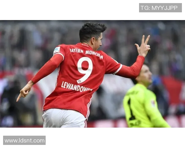 莱万回归安联球场遭拜仁球迷嘘声四起引发热议